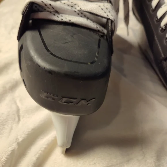 ccm 1092 tracks Adult Size 9 Ice Skates - Picture 5 of 14